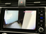 画面には車両後方の映像が表示され、ガイドラインを目安に駐車時の位置を確認できます。映像やテレビの視聴は停車中にお楽しみいただける装備です。