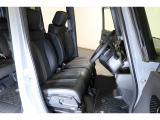 すわり心地の良い運転席・助手席です。長時間のドライブの疲れ軽減に貢献します。どうぞ快適なドライブを♪
