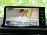 テレビ番組を画面で視聴でき、停車中の待ち時間にも映像を楽しめる装備です。画面には番組映像と字幕が表示され、車内で過ごすひとときに情報や娯楽を添えてくれます。