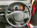 握りやすい形状のステアリングに、周辺のスイッチ類をまとめた運転席まわりです。メーターや操作部との位置関係も分かりやすく、日々の運転を支える配置になっています。
