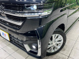 【LEDヘッドライト】悪天候や夜間走行時も良好な視界を確保し安心して運転できる高輝度LEDヘッドライトを装備!点灯速度が早く、消費電力も抑えられています。
