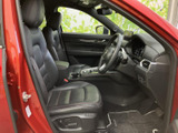 運転席まわりは前方の視界が広く、メーターやセンターディスプレイも目に入りやすい配置です。シートや足元の様子も確認でき、乗車時の使い勝手をイメージしやすい空間です。