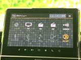 テレビやFM・AM、Bluetooth、USBなどのメニューが並び、使いたい音源を選びやすい画面です。交通情報の項目もあり、日々の移動中に必要な情報や音楽を活用いただけます。