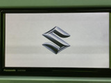 起動時には画面いっぱいにメーカーのエンブレムが表示されます。画面上でナビやオーディオを扱える装備で、ドライブに必要な情報の確認にも活用いただけます。