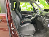 前席は座面と背もたれにゆとりがあり、運転席まわりも見渡しやすい配置です。落ち着いた色合いの室内で、毎日の乗り降りも快適にお使いいただけます。