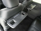 ◆シートバックテーブル◆フロントシートの背面に後席用のテーブルがついています。小物が置けて!カップホルダーもあります、ドライブ中や休憩時にも便利なテーブルです。