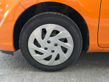 左前のタイヤです。タイヤの横にYOKOHAMAの文字が見えます。