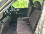 前席にはゆったりとした座面とアームレストが備わり、運転席からの見通しも良好です。周囲を見渡しやすい視界と落ち着いた室内色で、毎日の移動を快適にサポートします。