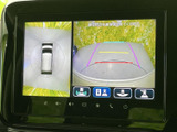 車両周囲を複数の視点で確認できるモニター表示を備えています。画面上のガイドも目安にしながら周辺の状況を把握しやすく、駐車や切り返しの際に心強い装備です。