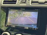 後方の映像と進路の目安となるガイド線を画面で確認でき、駐車時の後方確認をサポートします。周囲の状況は直接目視でも確かめながら、狭い場所での車庫入れや後退時に活用いただけます。