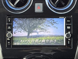 停車中にテレビ映像を視聴でき、休憩時間や待ち合わせの合間にも活用できます。画面のメニューから音源も選択できるため、車内で過ごす時間の楽しみを広げてくれる便利な装備です。