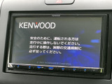 画面と本体のボタンを備えたナビ・オーディオを装着。画面上には安全に関する案内も表示され、機器の状態を確認しながら、目的に応じたメニューを選びやすい構成です。