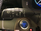 ワイパースイッチです。「INT」では間欠ワイパーの作動時間間隔を変更できます。リヤワイパーも操作できます。