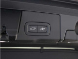 テールゲートには、スイッチ一つで開閉可能な電動開閉機能を装備。また、リアバンパーの下で足を動かすだけで開閉できる、ハンズフリー・オープニング/クロージング機構も搭載しています。