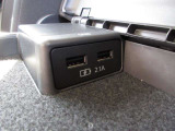 USB Type-C端子を2口装備。スマートフォンなどの充電に便利で、現代のカーライフにうれしい装備です。