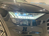 【HDマトリクスLEDヘッドライト】光量の強いLEDヘッドライトを装備しています。夜間では状況に応じて自動でハイビームに切り替わり、対向車に照射しないように調節してくれる優れものです!