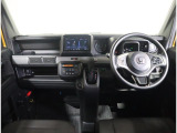運転席から手の届く範囲に収納スペースが多く、日常使いにもお仕事にも便利です。