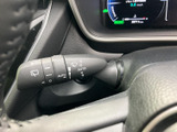 表示がレバーにまとまっており、運転席から手元で内容を確認しやすい設計です。AUTOの表記も備わり、天候が変わりやすい日の運転でも必要な操作を把握しやすく、扱いやすさが魅力です。