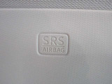 SRSカーテンエアバッグ装着車。側面衝突時などに展開し、乗員保護をサポートする安全装備です。