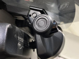 後方確認をサポートする装備で、駐車時や狭い場所での車庫入れに役立ちます。周囲の状況を確認しながら、落ち着いて操作いただけます。