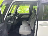 運転席まわりは視界が広く、前方や左右の確認がしやすい開放的な空間です。落ち着いた色調のシートに座り、日常の移動もリラックスしてお過ごしいただける室内となっています。