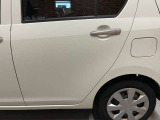 左後ろのドアの外側です。後ろに給油口のふたがあります。