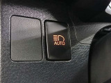 オートマチックハイビームとは、先行車や対向車のライトを認識し、ハイビームとロービームを自動で切り替える機能です。夜道の視界を確保します。