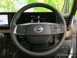 左右のスポークにスイッチを備え、運転姿勢を保ちながら手元で各種操作を行えます。メーターや周辺のスイッチも見渡しやすく、運転中の操作を便利にサポートします。