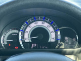 速度やエンジン回転数、燃料残量などの情報が運転席正面に集約され、走行前にも確認しやすい配置です。表示が見渡しやすく、日々の運転を支えます。