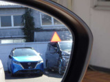 「後側方車両検知警報」付き。斜め後ろから近づく車両を検知したら、ミラーにマークが光り知らせてくれます☆