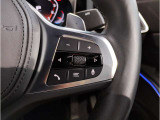 BMWのステアリングはドライバーと車体が一体感に感じれるような操作性を実現しております。また、握りやすさや操作性を向上するためにスイッチ類も配置されております。