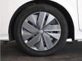 ◆純正ホイール装着車◆シンプルなデザインのホイールキャップ付きです。
