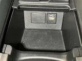 充電用USB端子付き。スマートフォンなどの充電に便利です。