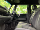前席は視界が広く、運転席と助手席の間にもゆとりを感じるレイアウトです。シートは落ち着いた色合いで、ドアや足元まわりもまとまりがあり、居心地のよい空間です。