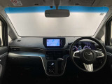 シンプルながら機能性あふれる運転席周りです。使いやすいスイッチ類の配置によりとても運転しやすいですよ。
