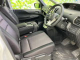 運転席まわりは視界が広く、前方や周囲を確認しやすいレイアウト。座面と背もたれには落ち着いた色合いのシートを採用し、日常の移動もゆったり過ごせる空間です。