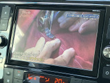 テレビ映像を表示できる画面を備えており、停車中の休憩時間などに番組を楽しめます。車内で過ごす時間を有効に使いたい方にうれしい装備で、日々の移動に便利さを添えます。