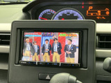 画面にはテレビ番組が表示され、停車中に映像やテレビを視聴できます。お出かけ先での休憩時間など、車内で過ごすひとときを楽しむ際に便利な装備です。
