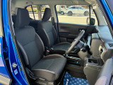 【フロントシート】インパネにシフトが付いているので足元広々!運転席から助手席の移動も楽々♪どちらからでも乗り降り出来るので、狭い場所の乗り降りも楽ちんですよ♪