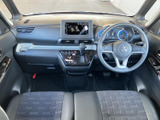 運転席から助手席まで見渡しやすく、前方の視界も開けた運転席まわりです。座席はゆったりとした配置で、乗車時の見通しや車内の清潔感もご確認いただけます。