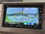 リバースギアに入れるだけで後方の表示へ切り替わります。夜間や雨の日の駐車も楽になりますよ。