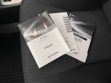 メンテナンスノート、取扱説明書です。 その車の整備記録が事細やかに記録されています。 車が生まれてから今までどのような道を歩んできたのか判るとても重要な物ですよ。