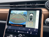 駐車時に後方の様子を画面で確認でき、車両周辺の表示も備わっています。ガイドラインを目安にしながら、狭い場所での駐車や切り返しを落ち着いて行いやすい装備です。