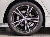 【BMWアロイホイル】軽量かつ強度に拘ったアロイホイル。走行性能ポテンシャルを引き出す設計。車の足元を引き締めてくれる大きなポイントはアロイホイルです。