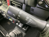 レバーにワイパーの作動位置が表示されており、必要な設定を手元で確認しやすい仕様です。雨天時など天候が変わる場面でも、操作位置を把握しやすいのが魅力です。