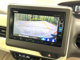 【バックカメラ】駐車時に後方がリアルタイム映像で確認できます。大型商業施設や立体駐車場での駐車時や、夜間のバック時に大活躍!運転スキルに関わらず、今や必須となった装備のひとつです!