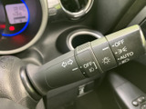 ステアリング脇に配置されたレバーには、方向指示やライト関連の表示がまとめられています。表示を目で確認しながら扱えるため、運転席まわりの操作を把握しやすい装備です。