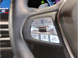 【アクティブクルーズコントロール】一定速度での巡航はもちろん、前方の車両との距離を一定に保ちながら自動で加減速を行います。BMWは車両停止までの制御が可能となりますので、渋滞時には大変嬉しい機能です。