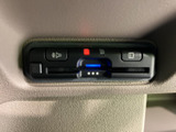 カードを挿入して利用する車載器が備わり、料金所を通過する際にETCを活用できます。高速道路や有料道路を利用する機会が多い方にも便利な装備です。