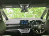 運転席から前方を見渡しやすい視界と、すっきり整理された運転席まわりが魅力です。シートは身体を預けやすい形状で、同乗者も落ち着いて過ごせる空間。黒を基調とした内装で、日常の移動にもなじみやすい印象です。